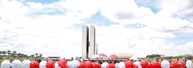 Procuradores de Salvador participam de guarda-chuvaço em Brasília