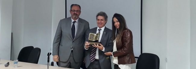 Georgia Campello entrega prêmio ao deputado e relator do novo CPC, Paulo Teixeira