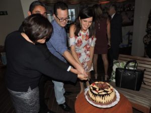 Aniversariantes do mês presentes ao evento após o parabéns da classe